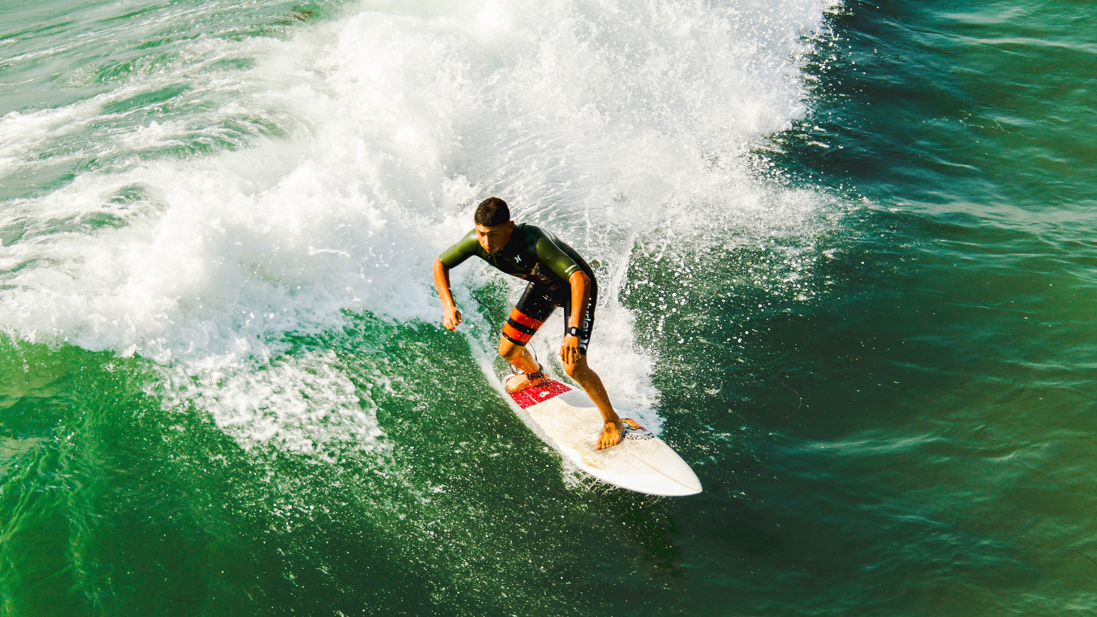 “全球极速巡游:穿越荒漠、雪山、沙滩的赛段挑战”