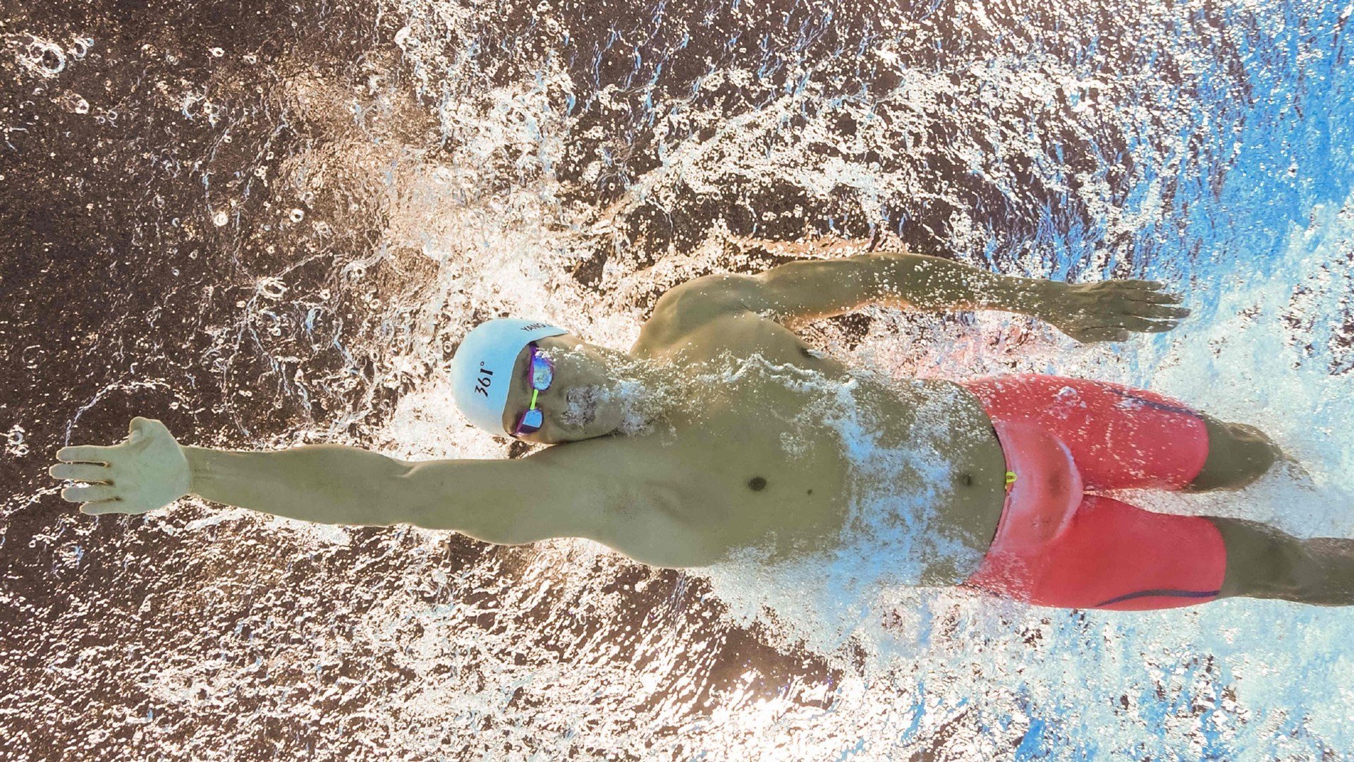 场上气氛火爆：观众席座无虚席，助威声震天！，场上观众是什么意思