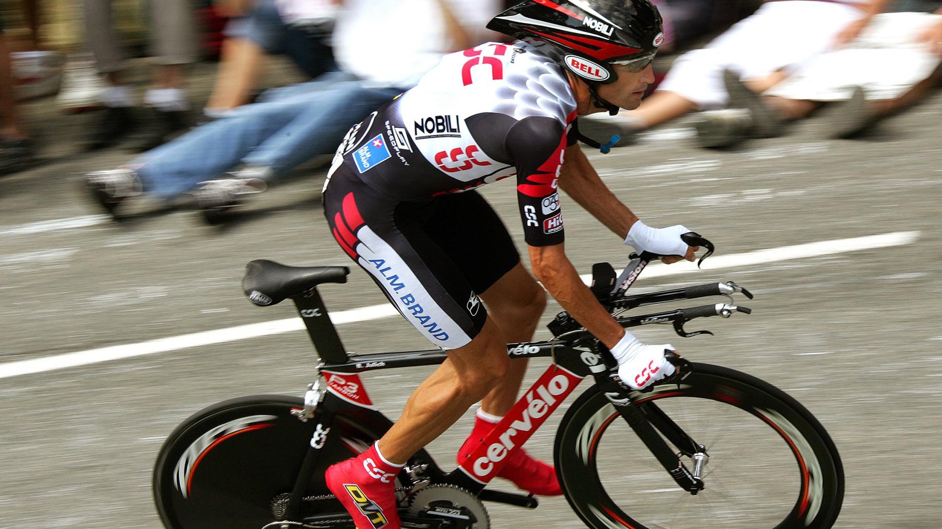 日本骑手铃木明在2024年亚洲马术锦标赛中与“风暴”马匹共同夺金，展现默契配合。